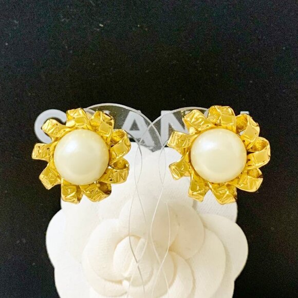 CHANEL Pearl Twist Flower Clip-On Earrings Gold Tone 96P Auth #4535